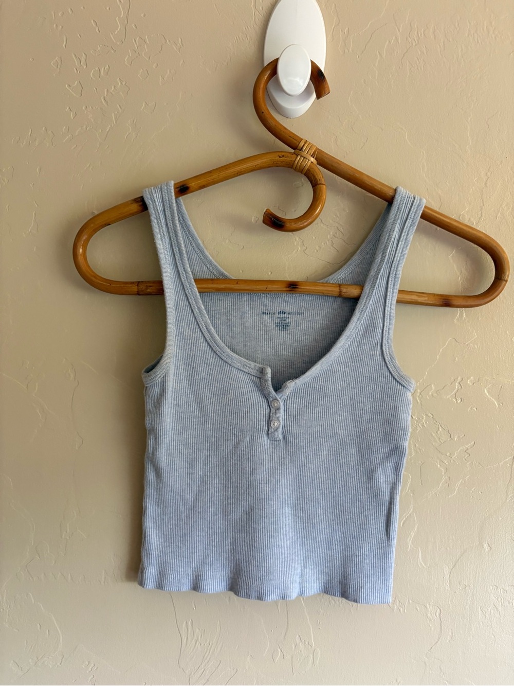 Brandy Melville 100% Cotton Light Heathered Blue Henley Ribbed Crop Tank Top - Picture 4 of 4